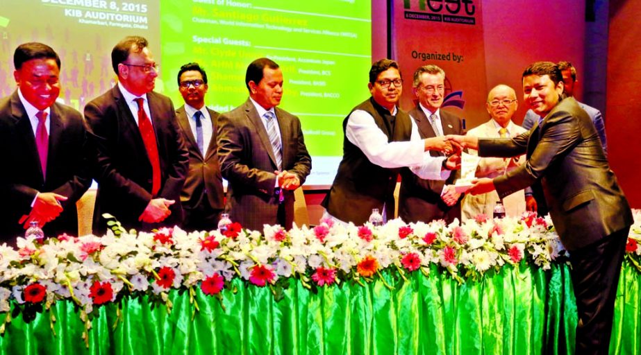State Minister for ICT Division of the Ministry of Post and Telecommunications Zunaid Ahmed Palak handing over crest to a freelancer at a get together of freelancers held recently at Krishibid Institution of Bangladesh auditorium in the city.