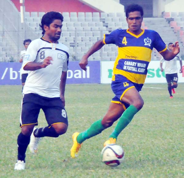 An action from the football match of the Minister Fridge Bangladesh Championship League between Arambagh Krira Sangha and T&T Club, Motijheel at the Bangabandhu National Stadium on Thursday.