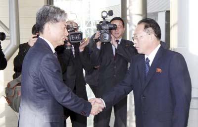 Hwang Boogi, left, South Korea's vice minister of unification and the head negotiator for high-level talks with North Korea, shakes hands with his North Korean counterpart Jon Jong Su, right, before their meeting at the Kaesong Industrial Complex in Kaes