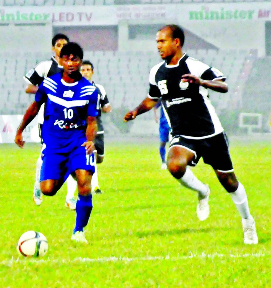 A view of the football match of the Minister Fridge Bangladesh Championship League between Bangladesh Police AC and Fakirerpool Youngmen's Club at the Bangabandhu National Stadium on Friday.
