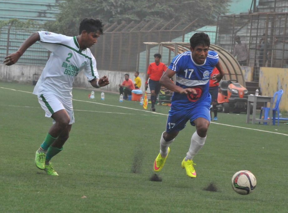 Action from Minister Fridge Bangladesh Championship Football League match between Uttara Baridhara Club and Victoria Sporting Club at the Bir Shrestha Shaheed Sepoy Mostafa Kamal Stadium in Kamlapur on Saturday.