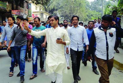 NARSINGDI: SM Kaiyum, independent mayor candidate in Narsingdi Pourashava election waving his hands during his election campaign at Vilishadi area on Narsingdi DC Road on Saturday.