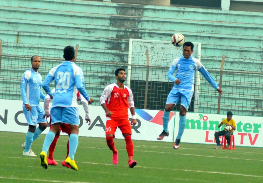 A moment of the Minister Fridge Bangladesh Championship Football League between Wari Club and Police Athletics Club at Bir Shrestha Shaheed Sepoy Mostafa Kamal Stadium in Kamlapur on Monday.