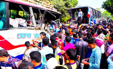 A Rajshahi bound bus from Dhaka collided head on with a bus at Rajshahi Matihar area leaving 7 passengers dead and 35 others injured on Tuesday.