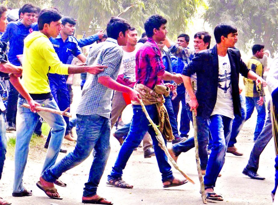 Two BCL groups locked in clashes at Kushtia Islami University following the cancellation of Teachersâ€™ Employment Board on Thursday.