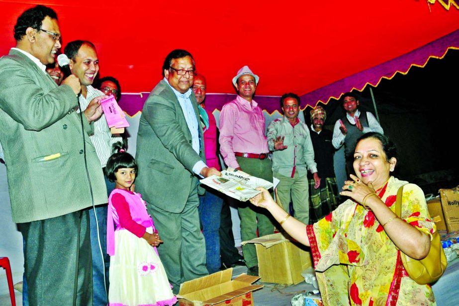 Secretary General of 'Manik Mia Foundation' Syed Tosharaf Ali distributing prizes among the winners of raffle draw of 'The New Nation Family Day-2015' at Kotbari in Comilla on Wednesday.
