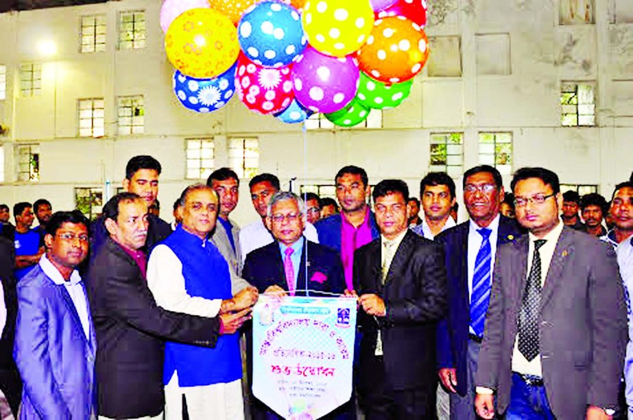 Pro-Vice-Chancellor of Dhaka University (DU) Professor Dr Shahid Akhtar Hossain inaugurating the Inter-University Chess and Carrom Competition by releasing the balloons at the Gymnasium of Physical Education Centre of DU on Friday.