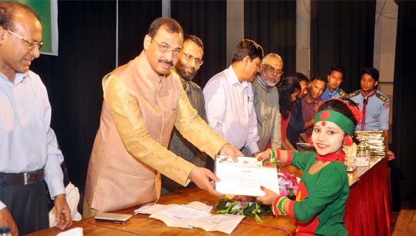 CCC Mayor AJM Nasir Uddin distributing prizes among the winners of cultural competition arranged on the occasion of the Victory Day by the Corporation yesterday.