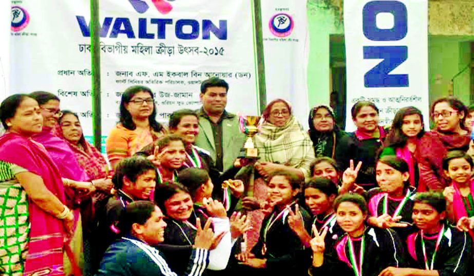 First Senior Additional Director of Walton FM Iqbal Bin Anwar Dawn distributes the prizes to a winner of the Walton Dhaka Divisional Women's Sports Festival at the Sultana Kamal Women's Sports Complex in Dhanmondi on Saturday.