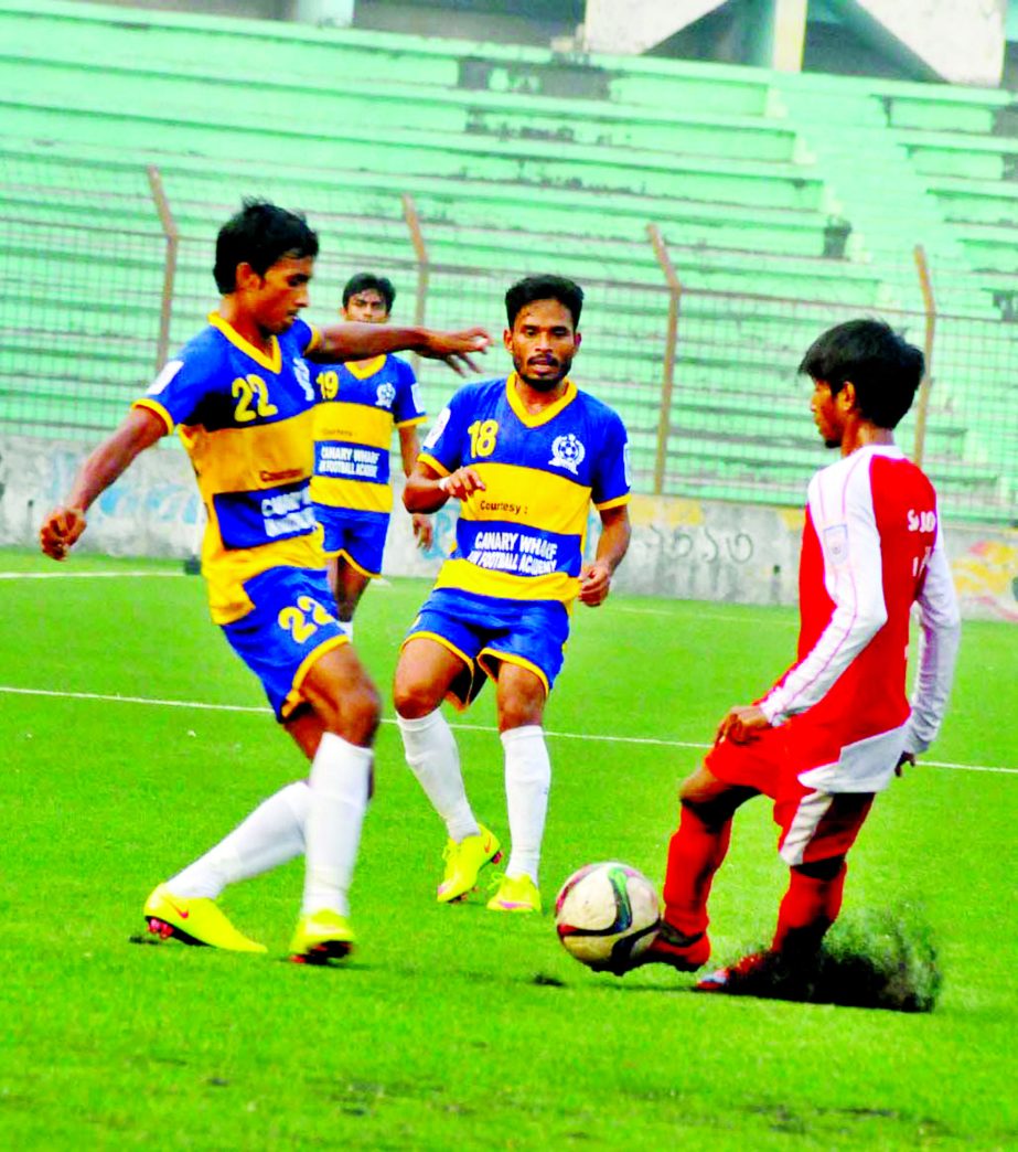 A scene from the football match of the Minister Fridge Bangladesh Championship League between T & T Club, Motijheel and Wari Club at the Bir Shreshtha Shaheed Sepoy Mohammad Mostafa Kamal Stadium in Kamalapur on Saturday. T & T Club won the match 1-0.