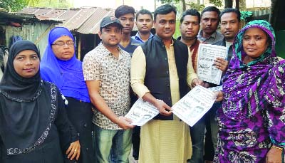 DAGONBHUIYAN(Naokhali): Omar Faruk Khan, mayor candidate from Dagonbhuiyan Pourashva showing his election papers to people during election campaign recently.