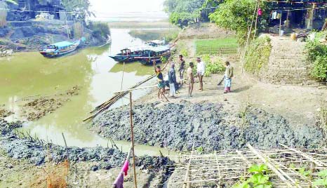 NATORE: Locals in Noldanga Upazila renovating Zia canal on voluntary basis to remove serious water logging as miscreants have occupied the canal. This picture was taken on Monday.