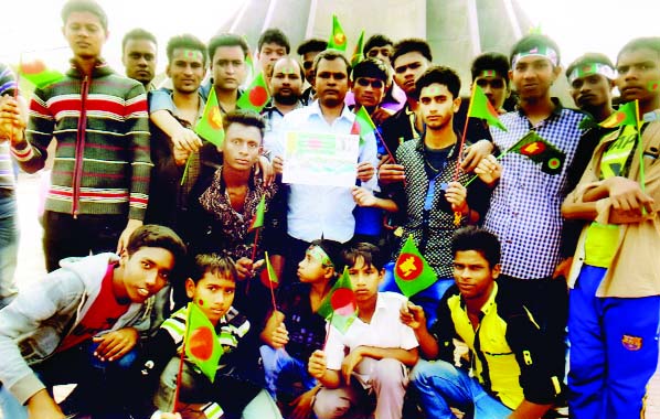 SAVAR: National flag distribution campaign was inaugurated from National Memorial in Savar recently organised by Asad Abdur Nur Jatra Seba ,a social organisation.