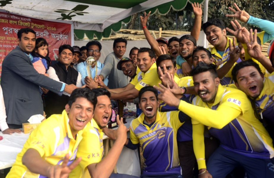 Councillor of 26 No Ward Hasibur Rahman Manik handing over the championship trophy to Gonoktuly Rudders Horijon Club, the champions of the Dhaka Metropolis Horijon Cup Cricket Tournament at the Dhaka University Central Playground on Thursday.