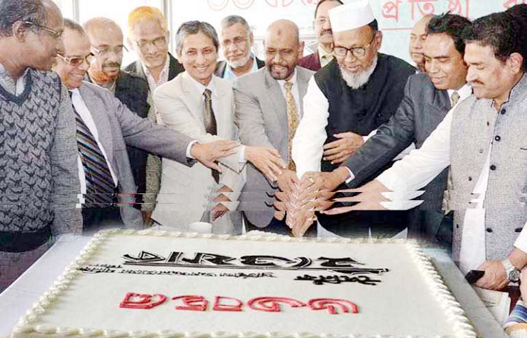 A view of the cake cutting ceremony on the occasion of 63rd founding anniversary of the Daily Ittefaq at Chittagong Bureau office on Thursday.