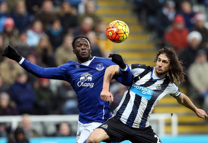 Everton's Romelu Lukaku (left) vies for the ball with Newcastle United's captain Fabricio Coloccini (right) during the English Premier League soccer match between Newcastle United and Everton at St James' Park, Newcastle, England on Saturday.