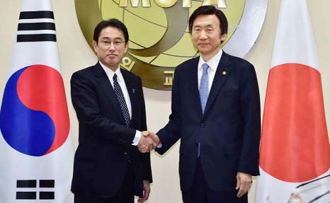 South Korea's Foreign Minister Yun Byung-Se (R) and his Japanese counterpart Fumio Kishida meet at the Foreign Ministry in Seoul on Monday.