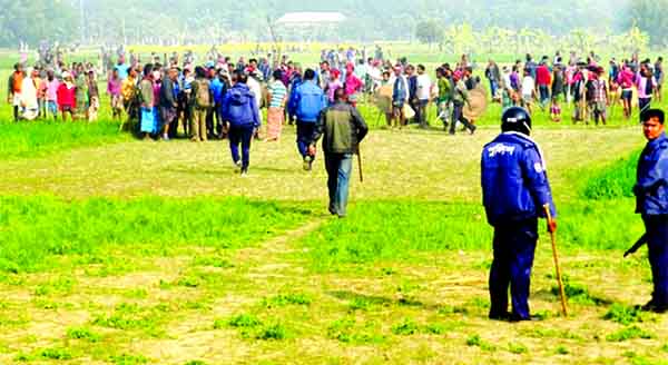 People of two Union Parishads of Shailakupa Upazila in Jhenaidah locked in a fierce clashes over establishing supremacy in the area on Monday. At least fifteen people were injured in the clashes.