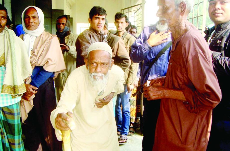 JHENAIDAH: Mofiz Uddin Khunkar, a 100-year old man going home after casting his vote at Kabirpur Government Primary School in Sailkupa Upazila yesterday.
