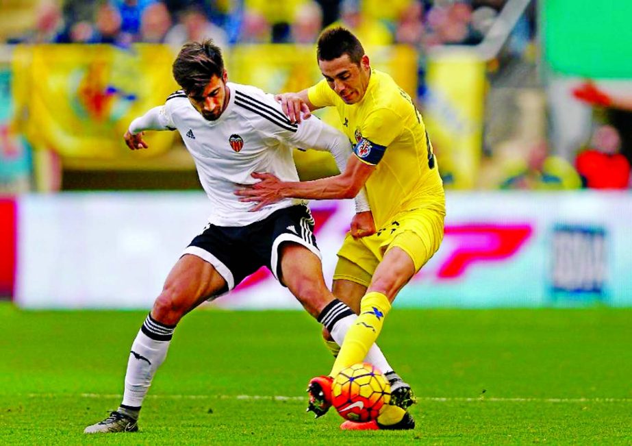 Valencia's midfielder Andre Gomes (L) vies with Villarreal's midfielder Bruno Soriano during the Spanish league football match in Villareal on Thursday.