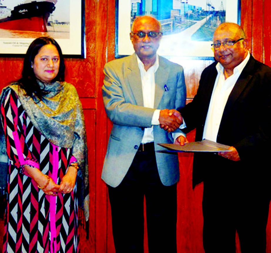 Muhammad A (Rumee) Ali, Chief Executive Officer of Bangladesh International Arbitration Centre (BIAC) and Syed Fazlul Haque FCA, Director of Summit Alliance Port Ltd, sign an MoU for resolution of commercial dispute using ADR methods at the Summit office