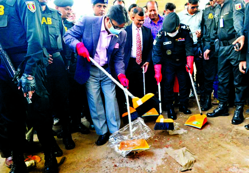 Dhaka South City Corporation Mayor Saeed Khokan and RAB DG Benazir Ahmed participating the city cleaning drive at Tikatoli area in the city on Sunday.