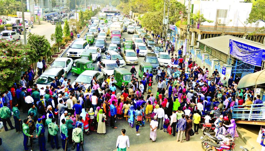 Parents and students of Willes Little Flower School and College blocked the Kakrail Road on Sunday protesting rise in monthly tuition fees, creating huge traffic jam in the area of the city.