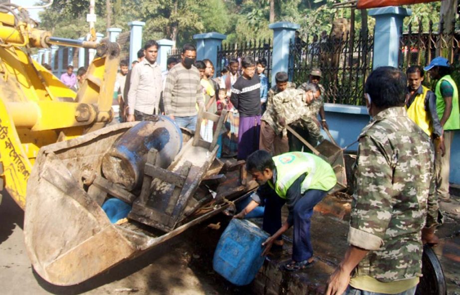 A mobile court evicted unauthorized structures from Momin Road in the city yesterday.