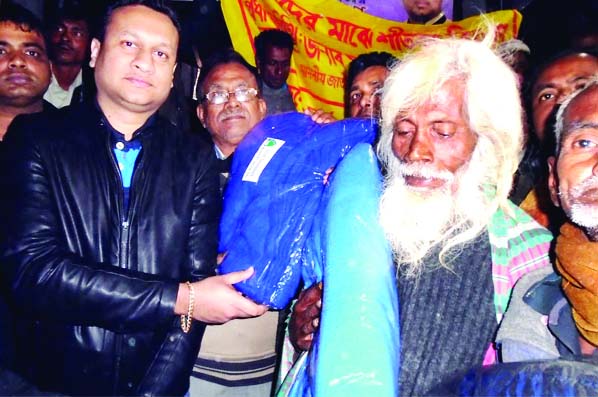 GAFARGAON (Mymensingh): Fahami Golandaz Babel MP distributing blankets among cold- hit poor people at Gafargaon in Mymensingh on Sunday night.