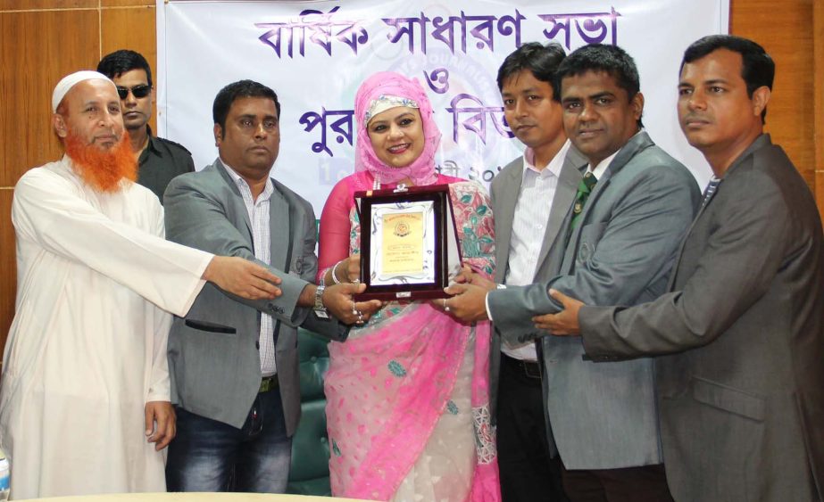 The officials of Bangladesh Sports Journalists Community (BSJC) receiving the Founding Chairperson of Joyjatra Foundation with crest of honour at the conference room of Bangabandhu National Stadium on Wednesday.