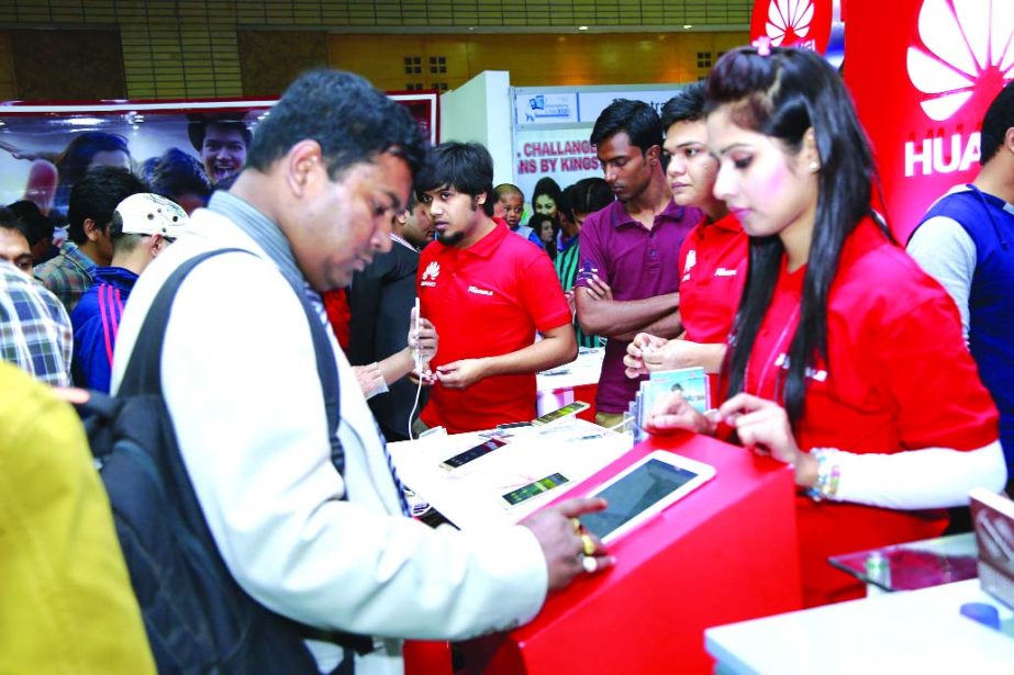 Youths gathering witness at Huawei Phone Stall in Grameenphone Smartphone and Tab Expo at Bangabandhu International Conference Centre in the city on Friday.