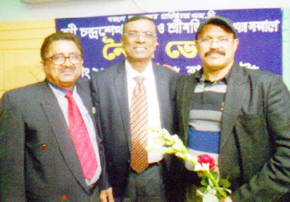 Founder of Bandhan Bank in India, Chandrashekhar Ghosh, among others, at a dinner party organized recently by Sonargaon people in the city's Swiss Garden Restaurant.