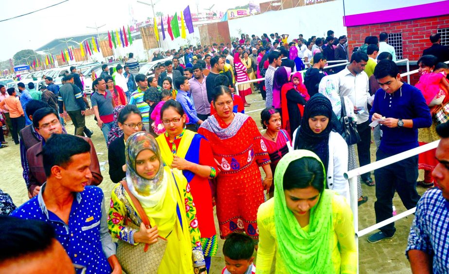 Thousands of people thronged the month-long Dhaka International Trade Fair (DITF) at Sher-e-Bangla Nagar on the weekly holiday (Friday).