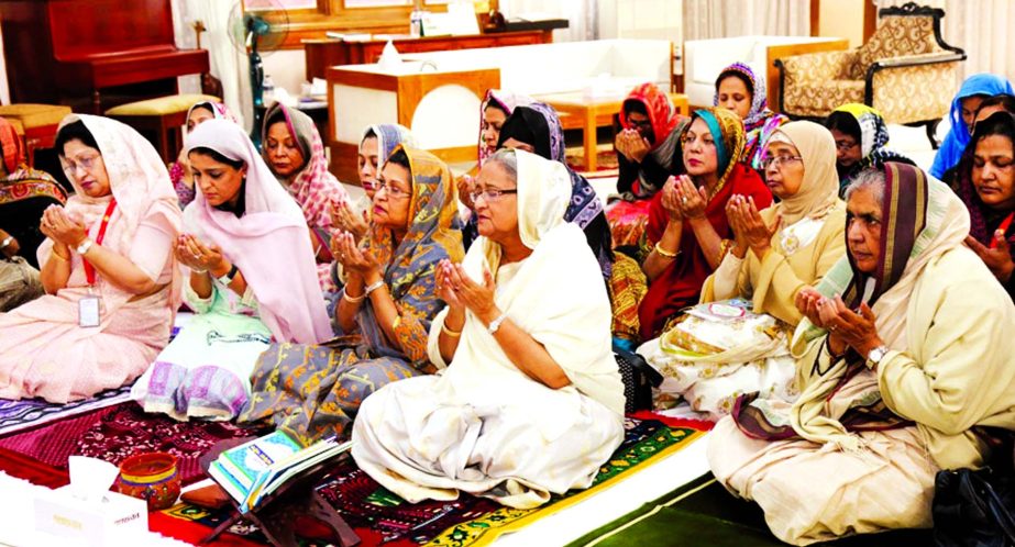 Prime Minister Sheikh Hasina, her younger sister Sheikh Rehana, family members and Agriculture Minister Matia Chowdhury took part in the Akheri Munajat at Ganobhaban on Sunday.