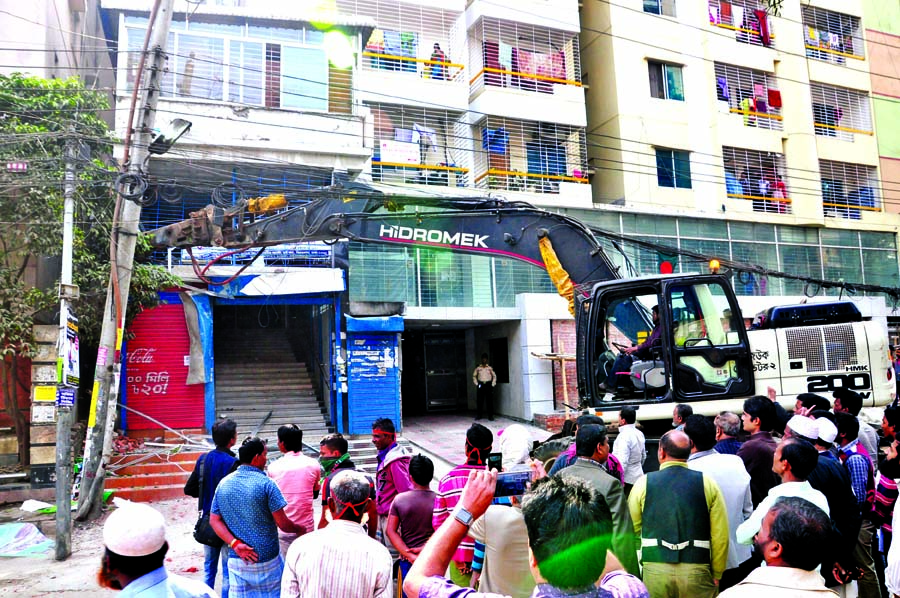Rajuk authority demolished illegal portion of a high-rise constructed over Government land in city's Segunbagicha on Tuesday.