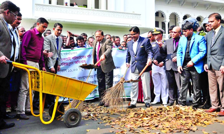 Chief Justice Surendra Kumar Sinha took part in the cleanliness campaign jointly organised by the Dhaka South City Corporation and the Supreme Court on its premises on Tuesday. Among others Mayor Sayeed Khokan was also present.