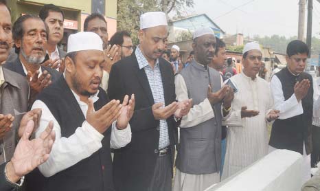 CCC Mayor AJM Nasir Uddin offering Munajat at the graveyard of MA Aziz on the occasion of 45th death anniversary on Monday.