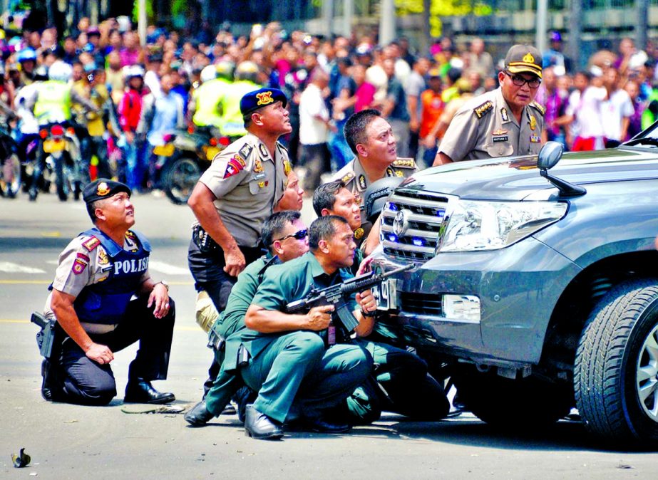 Police officers react near the site of a blast in Jakarta on Thursday. Internet photo