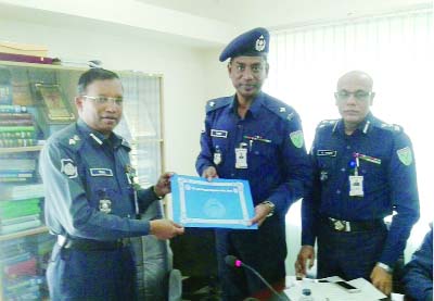 SYLHET: Md Mizanur Rahman, PPM, DIG , Sylhet Range handing over best Officer-in- Charge award for the second time to Md Mahbubur Rahman, OC, Srimangal Thana at a ceremony on Monday.