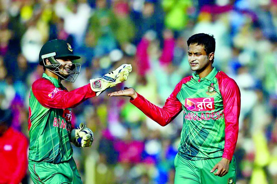 Bangladesh cricketer Shakib Al Hasan (R) celebrates with his teammate Nurul Hasan (L) after the dismissal of the Zimbabwe cricketer Vusi Sibanda during the first T20 cricket match between Bangladesh and Zimbabwe at the Sheikh Abu Naser Stadium in Khulna o