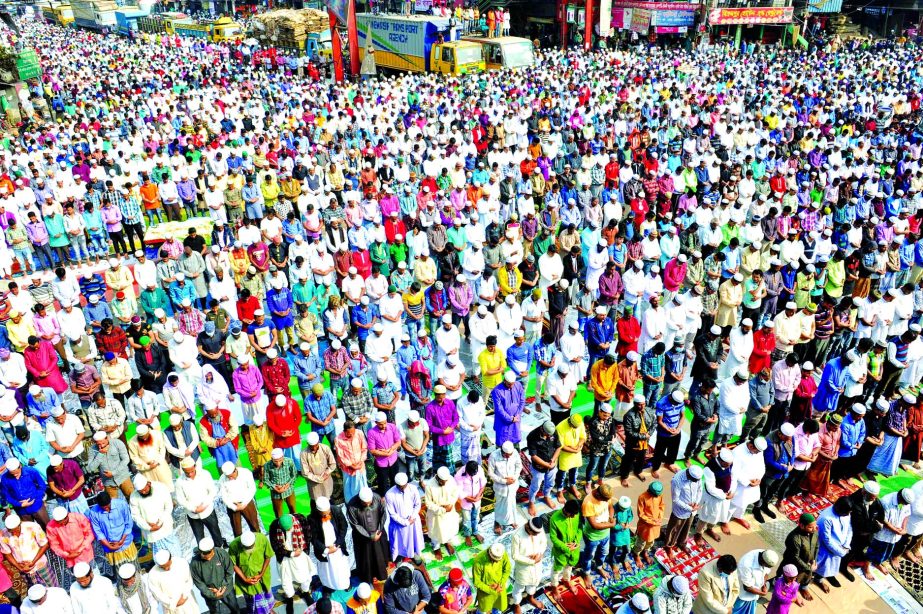 Lakhs of Musallies offering Jumma Prayers on the bank of the River Turag in Tongi at the Second Phase of Bishwa Ijtema begins yesterday.