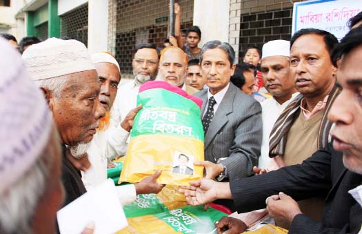 CDA Chairman Abdus Salam distributing blankets among the cold affected people inWard No. 41 arranged by Mabia Rashidia Foundation yesterday. Ward Awami League President Iskander Miah was also present during the programme.