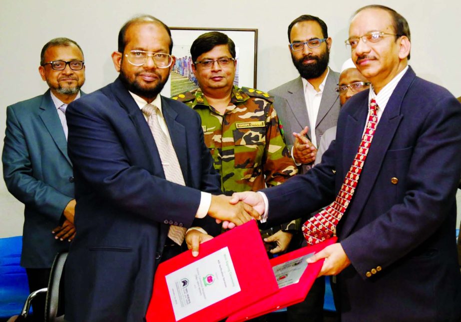 Md Habibur Rahman, Managing Director of Al-Arafah Islami Bank Limited and Syed Mohammad Musa, Director (Operations), Election Commission sign an agreement at Islamic Foundation Bhaban in Dhaka recently.