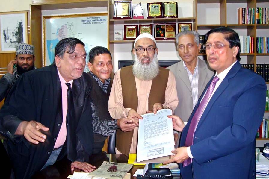 President of Homeopathy Samaj Principal Dr.Abdul Karim handing over memorandum to Deputy Commissioner , Chittagong Mesbahuddin at latter's office chamber on Sunday.