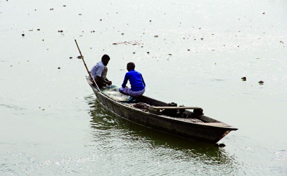 SIRAJGANJ: Fishermen are spreading nets for fishing at Hardpoint area on Jamuna River at Sirajganj Sadar Upazila on Sunday.