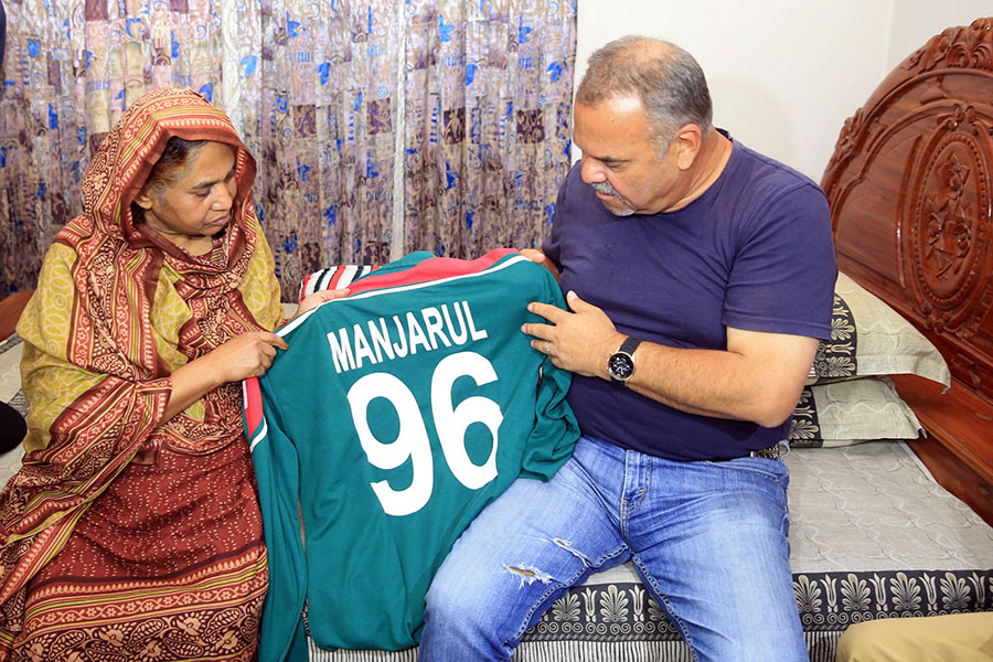 Zimbabwe coach Dav Whatmore meets the mother of the late Manzarul Islam in Khulna on Thursday.