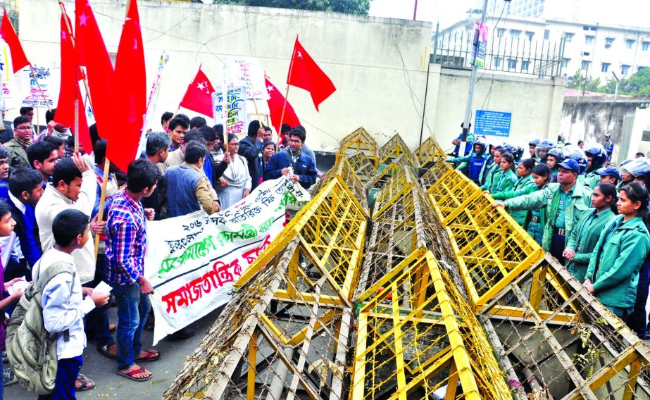 Samajtantric Chhatra Front organised a demonstration in city protesting extra fee charged by the institutions were obstructed by the police in front of Jatiya Press Club while going to submit Memorandum to Prime Minister on Thursday.