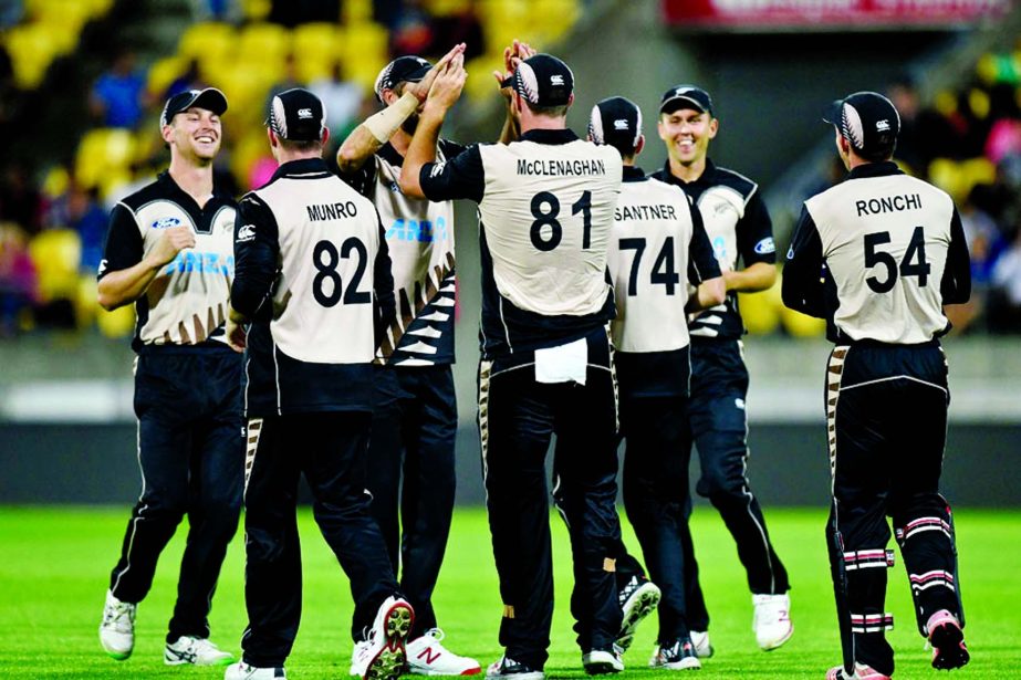 The New Zealand players get together after taking a wicket of Pakistan in 3rd T20I at Wellington on Friday.