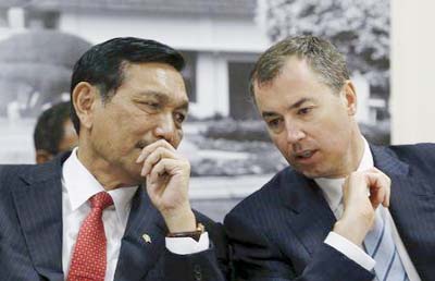(L-R) Indonesia's Coordinating Minister for Political, Legal and Security Affairs Luhut Panjaitan talks with Australia's Minister for Justice Michael Keenan during a news conference at the Political, Legal, and Security Ministry office in Jakarta.