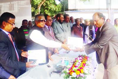 JHALAKATI: Industries Minister Alhaj Amir Hossain Amu handing over prize to Executive Engineer of LGED Md Selim Sarker at the concluding ceremony of Digital Innovation Fair yesterday .